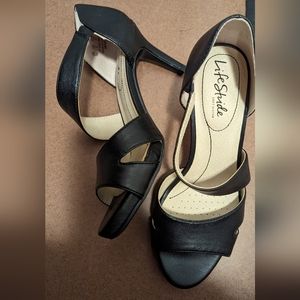 Life stride soft system flex strapy heels size 7 black